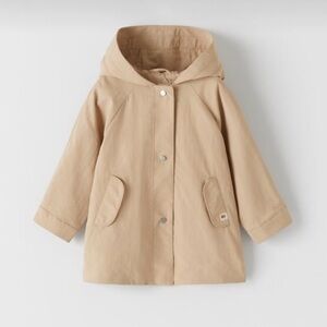 Zara| Kids Kids Beige Trench Coat with a hood. Snap button closure. Size 4-5